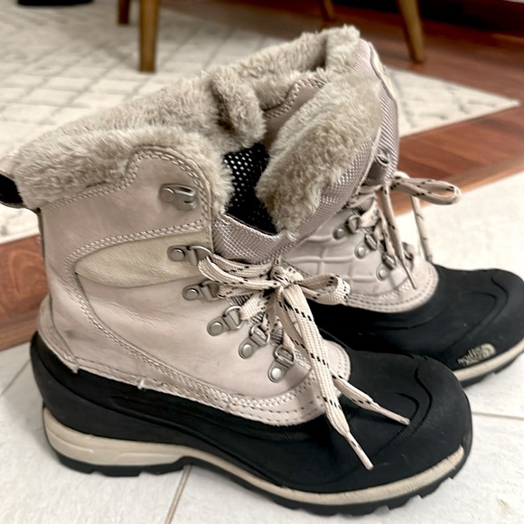 The North Face women’s winter boots - Picture 2 of 5